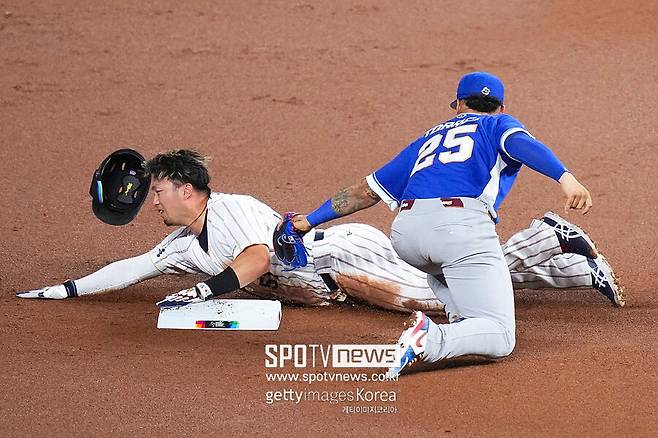 ▲ 헤드 퍼스트 슬라이딩하는 스즈키 세이야.