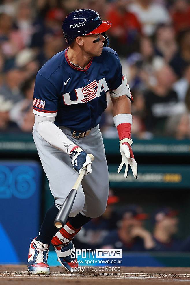 ▲ 2026년 3월 13일(현지시간) 미국 텍사스주 휴스턴의 다이킨 파크에서 열린 캐나다와의 경기 1회, 미국 대표팀 애런 저지가 타격 후 공의 방향을 바라보고 있다.