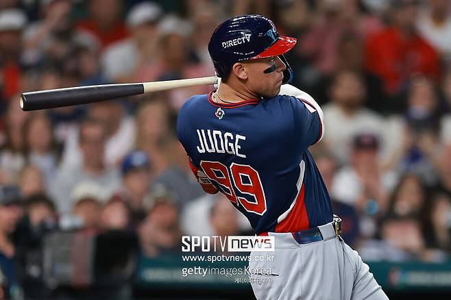 ▲ 2026년 3월 13일(현지시간) 미국 텍사스주 휴스턴의 다이킨 파크에서 열린 캐나다와의 경기 1회, 미국 대표팀 애런 저지가 타격 후 공의 방향을 바라보고 있다.