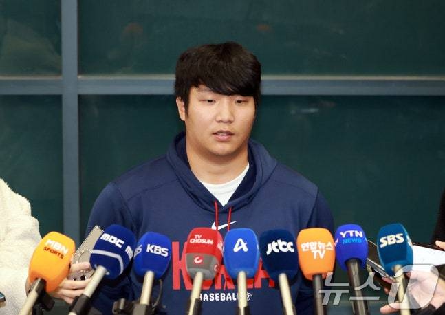 월드베이스볼클래식(WBC) 야구대표팀 문보경이 16일 인천국제공항 제1여객터미널에서 취재진의 질문에 답하고 있다. /사진=뉴스1