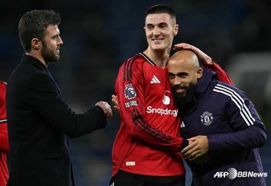 마이클 캐릭(왼쪽) 감독과 베냐민 세슈코(가운데). /AFPBBNews=뉴스1