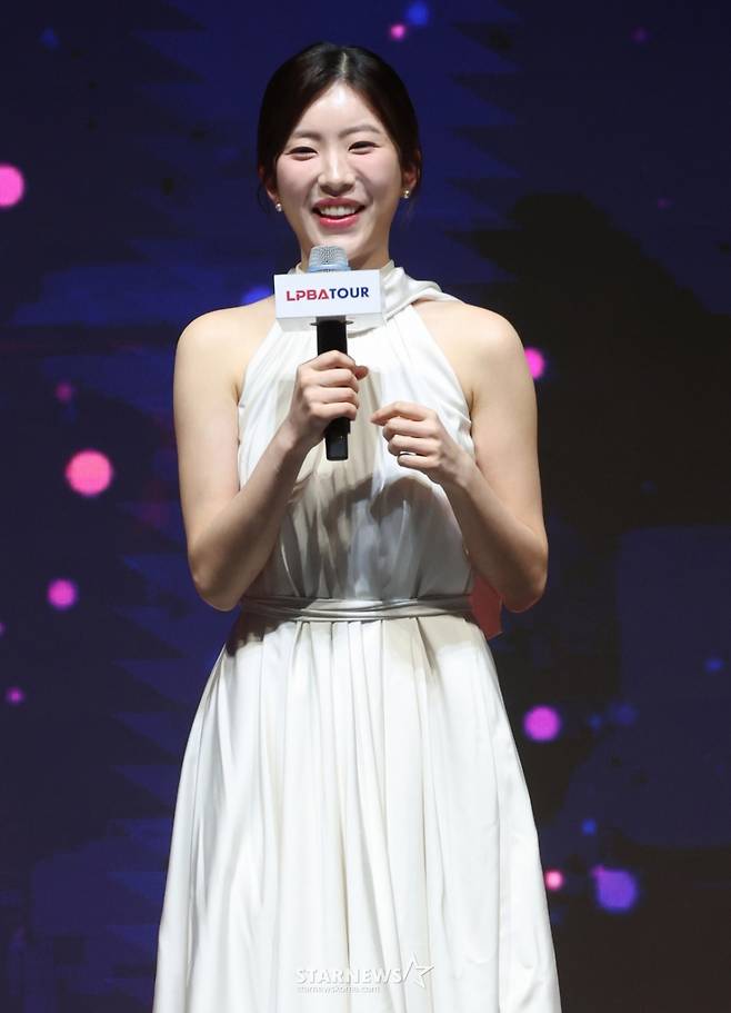 '하나카드 PBA 골든큐 어워즈 2026'이 17일 서울 광진구 그랜드워커힐서울 비스타홀에서 열렸다.  MC를 맡은 정수빈(NH농협카드)이 매끄러운 진행을 하고 있다. /사진=김진경 대기자