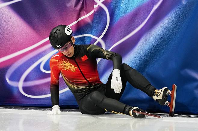 한국 쇼트트랙 대표팀은 지난 16일(한국시간) 캐나다 몬트리올에서 막을 내린 2026 국제빙상경기연맹(ISU) 쇼트트랙 세계선수권대회에서 금메달 4개를 따냈다. 남자부 막내 임종언(고양시청)이 남자 1000m와 1500m에서 금메달을 따내며 2관왕에 올랐을 뿐만 아니라 ISU 최우수 신인상으로 선정됐다. 여자부 에이스 김길리(성남시청)도 여자 1000m와 1500m를 모두 우승하면서 금메달 2개를 목에 걸었다. 반면 중국은 2026 밀라노-코르티나 동계올림픽에 이어 세계선수권대회에서도 금메달을 한 개도 얻지 못하면서 한국과의 경쟁에서 크게 뒤쳐졌다. 연합뉴스