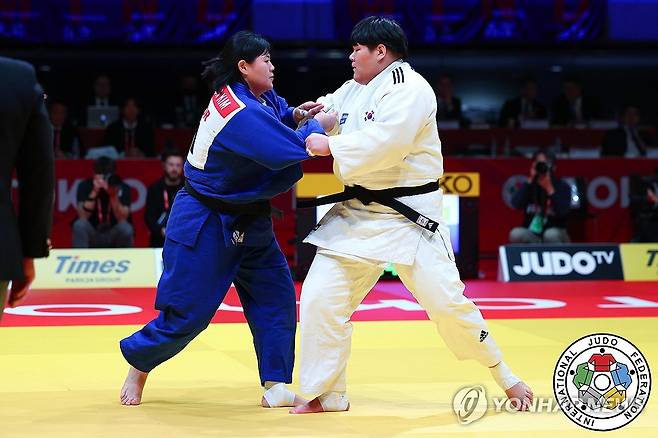 2025 IJF 도쿄그랜드슬램에서 맞붙은 이현지(오른쪽)와 김하윤 [IJF 홈페이지 캡처. 재배포 및 DB 금지] photo@yna.co.kr