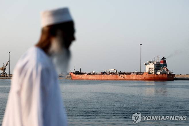 오만에 발 묶여 있는 유조선 [로이터 연합뉴스 자료사진. 재판매 및 DB 금지]