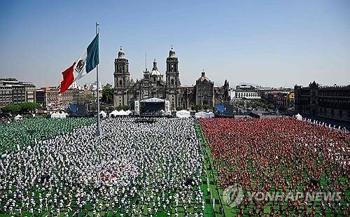 멕시코 소칼로광장에 모인 축구교실 참가자들 [AFP=연합뉴스]