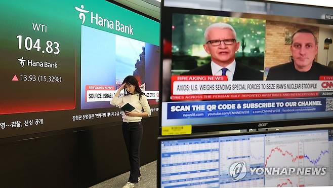 불붙은 국제유가...배럴당 100달러 돌파 (서울=연합뉴스) 김주형 기자 = 미국, 이스라엘과 이란 간 전쟁 여파로 걸프 지역 원유 공급망이 크게 흔들리는 가운데 9일 서울 중구 하나은행 본점 딜링룸에 국제유가가 표시돼 있다. 2026.3.9 kjhpress@yna.co.kr