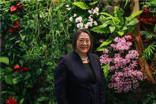 김인숙 테르메그룹 코리아 회장 (서울=연합뉴스) 박현수 기자 = 지난 9일 서울 중구 을지로 테르메그룹 코리아에서 김인숙 테르메그룹 코리아 회장이 연합뉴스와 인터뷰에 앞서 회사 정문 앞 꽃장식을 배경으로 포즈를 취했다. 사무실에 들어서자 은은한 꽃향기가 먼저 코끝을 스쳤다. 김 회장은 매달 손수 조경을 새롭게 가꾼다고 했다. 2026. 3. 9. phyeonsoo@yna.co.kr