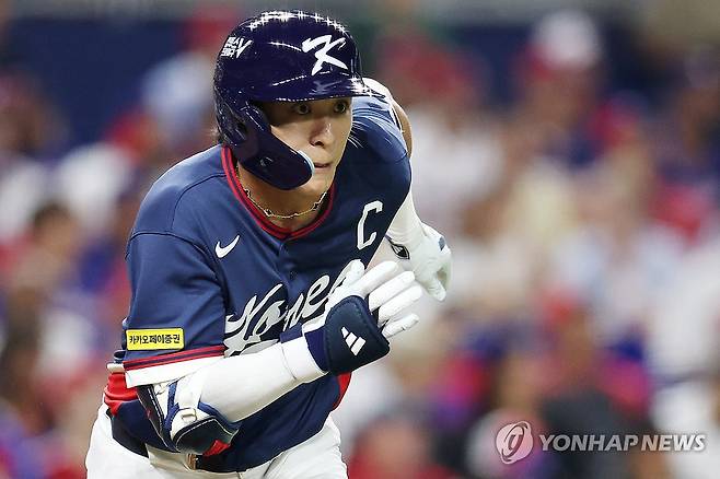 이정후 '전력 질주' (마이애미=연합뉴스) 윤동진 기자 = 13일(현지시간) 미국 플로리다주 마이애미 론디포파크에서 열린 월드베이스볼클래식(WBC) 대한민국 대 도미니카공화국 준준결승전. 7회 초 한국 이정후가 땅볼 타격 후 전력 질주하고 있다. 2026.3.14 mon@yna.co.kr