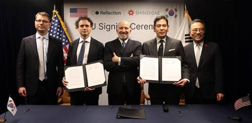 '한국 소버린 AI 팩토리 건립을 위한 전략적 파트너십 MOU' 행사 미국 샌프란시스코에서 16일(현지시간) 열린 신세계그룹과 리플렉션 AI의 '한국 소버린 AI 팩토리 건립을 위한 전략적 파트너십 MOU' 행사 협약식 사진. (왼쪽부터) 요아니스 안토노글루 리플렉션 AI 공동창업자, 미샤 라스킨 리플렉션 AI CEO, 하워드 러트닉 미국 상무부 장관, 정용진 신세계그룹 회장, 임영록 신세계그룹 경영전략실장(사장).[신세계그룹 제공. 재판매 및 DB 금지]