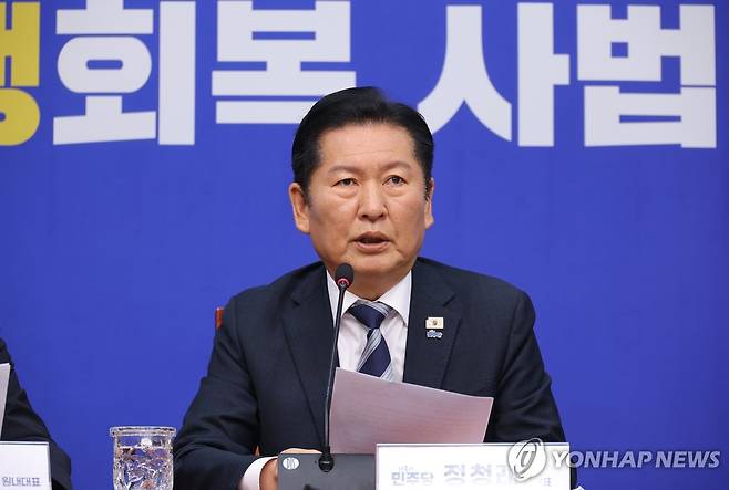 중수청법·공소청법 관련 기자회견, 발언하는 정청래 대표 (서울=연합뉴스) 황광모 기자 = 더불어민주당 정청래 대표가 17일 국회에서 검찰 개혁 입법인 중수청법·공소청법 관련 기자회견에서 법안 처리 방향에 대해 발표하고 있다. 2026.3.17 hkmpooh@yna.co.kr