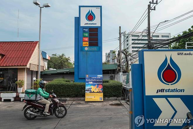 석유 부족으로 문 닫은 방콕 주유소 (방콕 AFP=연합뉴스) 2026년 3월 16일 석유 부족으로 임시로 휴업중인 방콕 소재 PTT 주유소의 모습. (Photo by Anthony WALLACE / AFP) 2026.3.17.