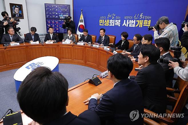 법안 처리 방향 발표하는 정청래 대표 (서울=연합뉴스) 황광모 기자 = 더불어민주당 정청래 대표가 17일 국회에서 검찰 개혁 입법인 중수청법·공소청법 관련 기자회견에서 법안 처리 방향에 대해 발표하고 있다. 2026.3.17 hkmpooh@yna.co.kr