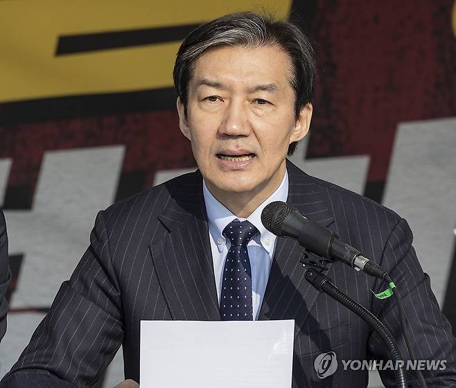 최고위원회의에서 발언하는 조국 대표 (서울=연합뉴스) 황광모 기자 = 조국혁신당 조국 대표가 12일 국회 본청 앞 정치개혁 촉구 천막 농성장에서 열린 최고위원회에서 거대 양당의 정치개혁 요구안 수용을 촉구하는 발언을 하고 있다. 2026.3.12 hkmpooh@yna.co.kr