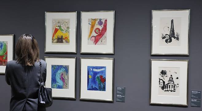 샤갈 작품 감상하는 관람객 [촬영 : 김동철]