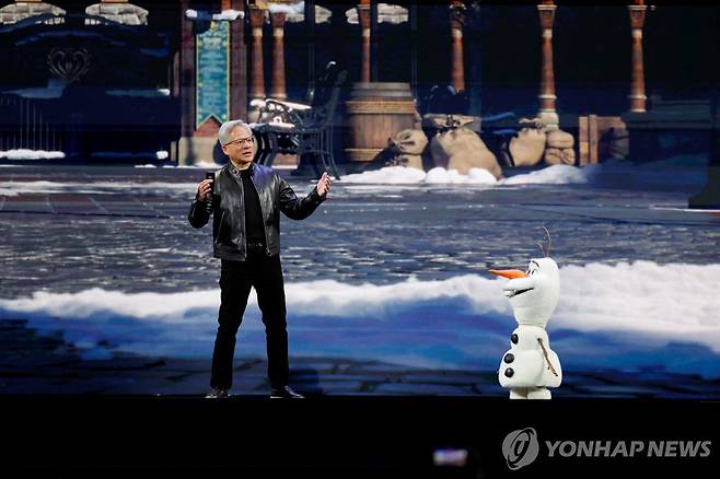 올라프와 함께 무대에 선 젠슨 황 젠슨 황 엔비디아 최고경영자(CEO)가 16일(현지시간) 미국 캘리포니아주 새너제이 SAP센터에서 진행한 연례 개발자회의 'GTC 2026' 기조연설 무대에서 자사 AI 모델을 탑재한 디즈니 캐릭터 '올라프'와 함께 서 있다. [로이터=연합뉴스 자료사진. 재판매 및 DB 금지]