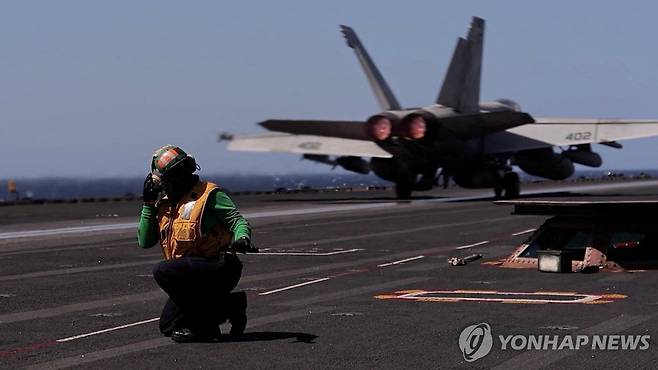 미 핵항모 제럴드 포드호에서 발진하는 함재기 [로이터=연합뉴스 자료사진]