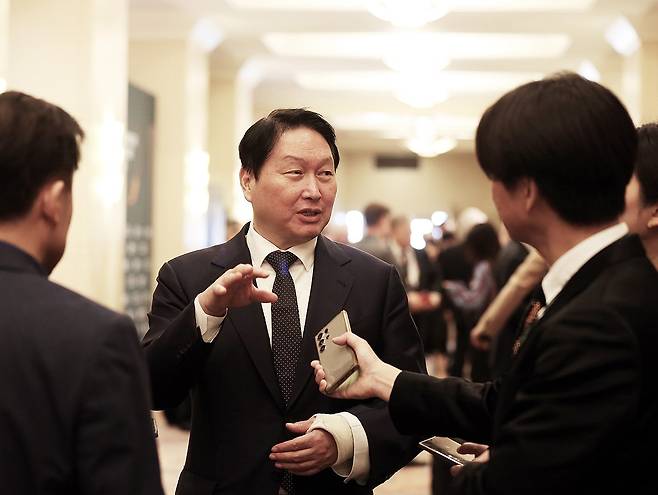 기자들 질문에 답하는 최태원 SK그룹 회장 (워싱턴=연합뉴스) 최태원 SK그룹 회장이 20일(현지시간) 워싱턴 DC에서 열린 트랜스 퍼시픽 다이얼로그(TPD) 행사에서 기자들과 만나 질문에 답하고 있다. 2026.2.22
[SK 제공. 재판매 및 DB 금지] photo@yna.co.kr