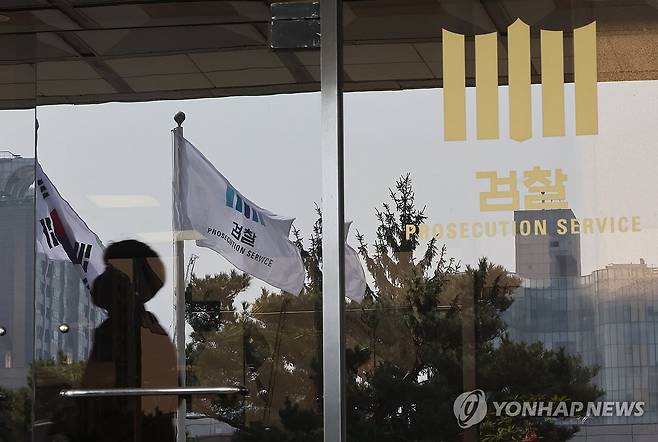 검사 '수사지휘·개입' 조항 삭제 (서울=연합뉴스) 이진욱 기자 = 더불어민주당이 검찰개혁 후속 법안인 중대범죄수사청(중수청)·공소청 설치법의 정부 입법 예고안을 두고 협의 끝에 도출한 법안을 오는 19일 본회의에서 처리할 예정이다. 정청래 대표는 17일 국회에서 긴급 기자회견을 열고 "당·정·청(민주당·정부·청와대)이 요란하지 않게 긴밀한 조율을 통해 하나 된 협의안을 도출했다"며 이같이 밝혔다. 사진은 이날 서울 서초동 서울중앙지방검찰청 모습. 2026.3.17 cityboy@yna.co.kr