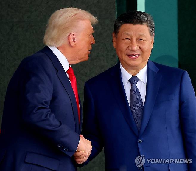 악수 나누는 트럼프·시진핑 (부산=연합뉴스) 손형주 기자 = 도널드 트럼프 미국 대통령과 시진핑 중국 국가주석이 30일 부산 김해공군기지 의전실 나래마루에서 미중 정상회담을 마친 뒤 회담장을 나서며 대화하고 있다. 2025.10.30 handbrother@yna.co.kr