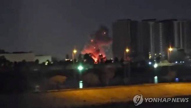 17일 이라크 바그다드 주재 미국 대사관에서 드론 공습으로 연기와 화염이 치솟는 모습 [로이터=연합뉴스. 재판매 및 DB 금지]