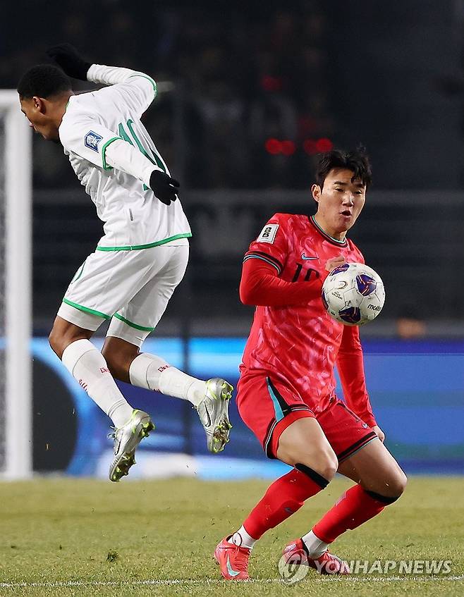 공 빼앗아내는 양현준 (고양=연합뉴스) 김도훈 기자 = 20일 경기도 고양종합운동장에서 열린 2026 북중미 월드컵 아시아 3차 예선 B조 7차전 대한민국과 오만의 경기. 양현준이 오만 자밀 알야마디로부터 공을 빼앗아내고 있다. 2025.3.20 superdoo82@yna.co.kr