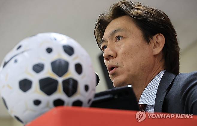 질문에 답하는 홍명보 감독 (천안=연합뉴스) 최재구 기자 = 홍명보 축구 국가대표팀 감독이 16일 천안 코리아풋볼파크에서 열린 3월 유럽 원정 평가전 명단발표 기자회견에서 질문에 답하고 있다. 2026.3.16 jjaeck9@yna.co.kr
