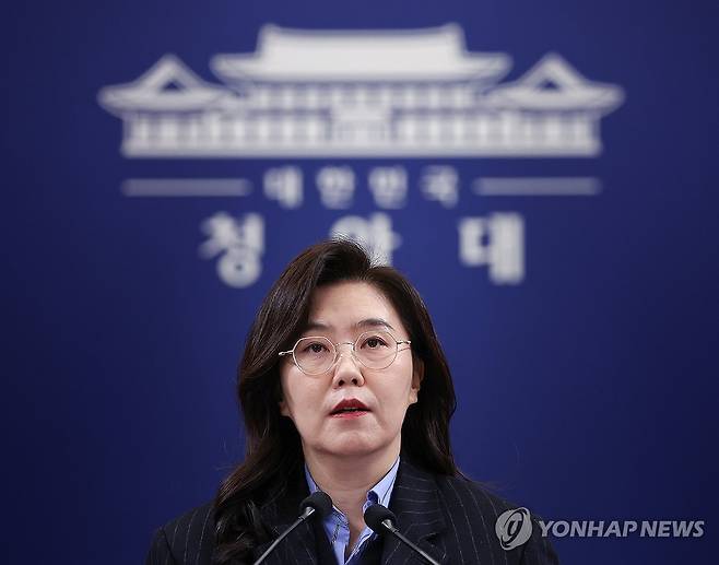 이재명 대통령, 재정부 2차관 등 인사 단행 (서울=연합뉴스) 김도훈 기자 = 강유정 대변인이 2일 청와대 춘추관에서 재정경제부 제2차관, 우주항공청 청장, 국가물관리위원회 위원장, 아시아문화중심도시조성위원회 위원장 인사 관련 브리핑을 하고 있다. 2026.2.2 superdoo82@yna.co.kr