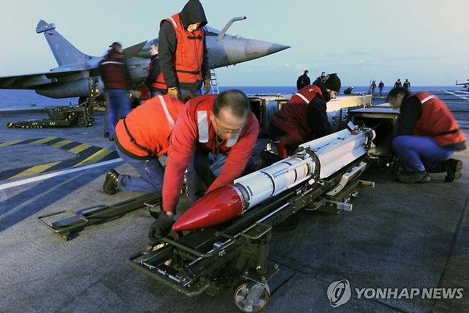 MICA 미사일을 라팔 전투기에 장착하는 프랑스 군 [EPA/MARINE NATIONALE 연합뉴스 자료사진 재판매 및 DB 금지]