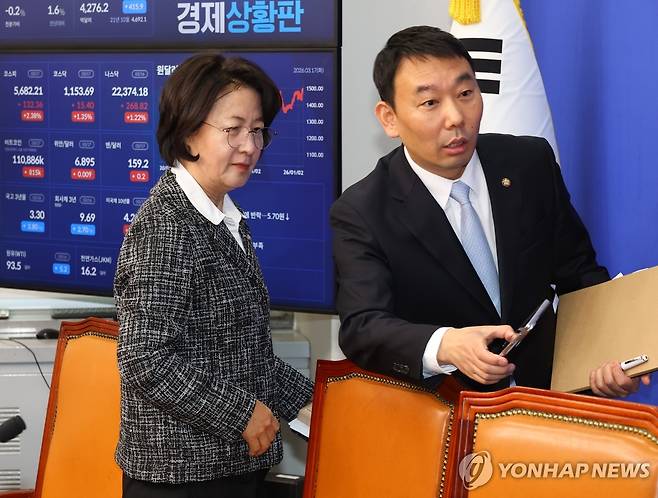 이동하는 추미애 법사위원장과 김용민 법사위 간사 (서울=연합뉴스) 황광모 기자 = 추미애 법사위원장과 김용민 법사위 간사가 17일 국회에서 열린 검찰 개혁 입법인 중수청법·공소청법 관련 기자회견을 마친 후 이동하고 있다. 2026.3.17 hkmpooh@yna.co.kr