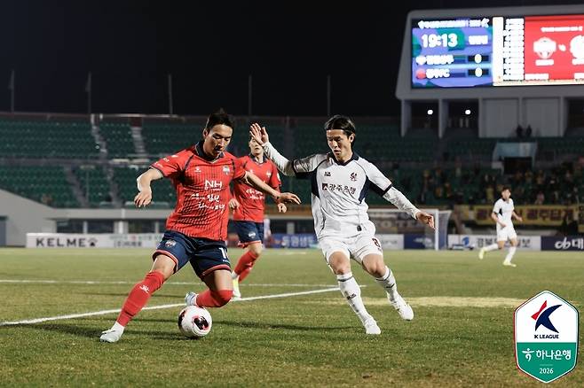 김천 전병관(왼쪽)과 광주 주세종의 경합 모습. [한국프로축구연맹 제공, 재판매 및 DB 금지]