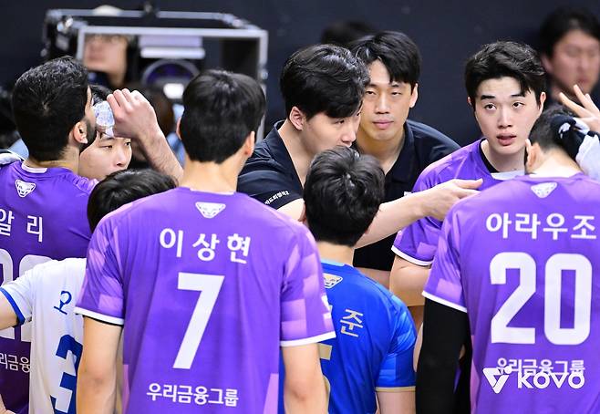 작전 지시하는 우리카드 감독대행(중앙) [한국배구연맹 제공. 재판매 및 DB 금지]