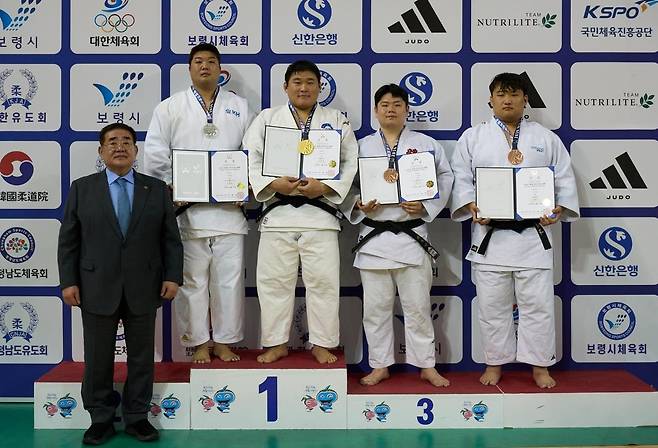 국가대표 선발전에서 우승한 김민종(왼쪽에서 세 번째) 김민종(왼쪽에서 세 번째)이 17일 충남 보령종합체육관에서 열린 2026 회장기 전국유도대회 겸 2026년 2차 국가대표 선발전에서 우승을 차지해 2026 아이치·나고야 아시안게임과 2026 아시아유도선수권대회 출전권을 획득한 뒤 메달을 목에 걸고 포즈를 취하고 있다. [대한유도회 제공. 재배포 및 DB 금지]