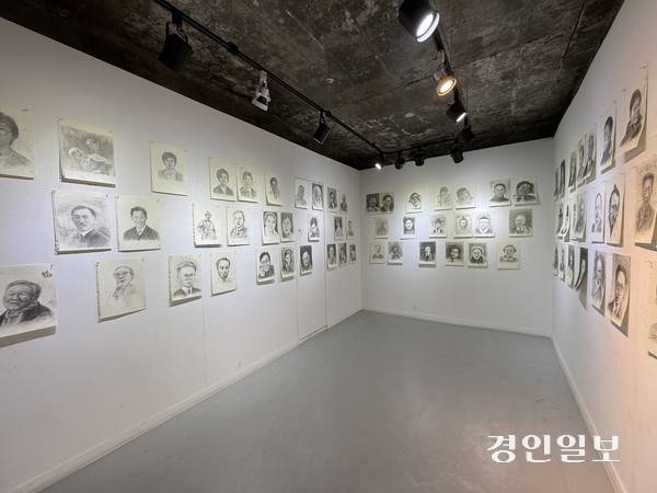 ‘신현수의 만인화’ 전시에 전시된 한국의 인물들. 2026.3.16 /박경호기자 pkhh@kyeongin.com