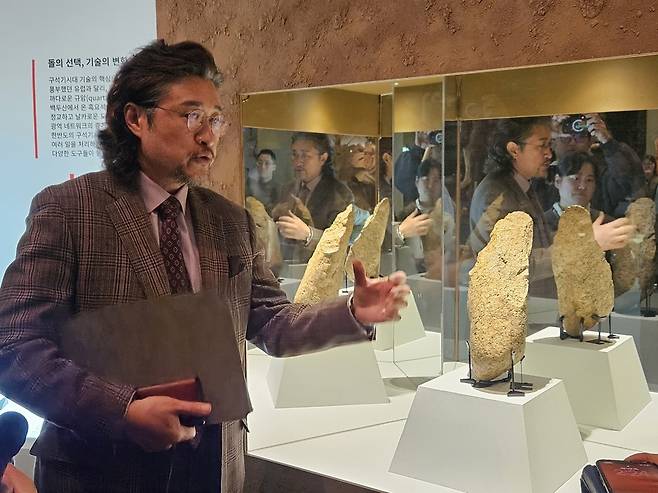 ▲ 지난 12일 전곡선사박물관 상설전 개편을 맞아 '초대형 주먹찌르개'에 대해 설명하고 있는 이한용 전곡선사박물관 관장의 모습.