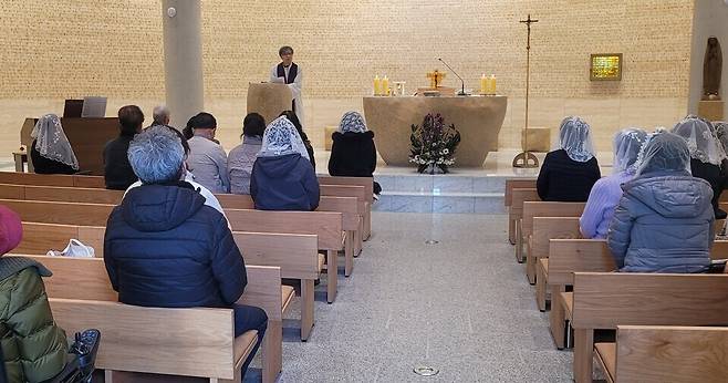 ▲ 이승훈베드로성지기념관 1층 경당에서 신자들이 미사를 드리고 있다. /인천일보DB