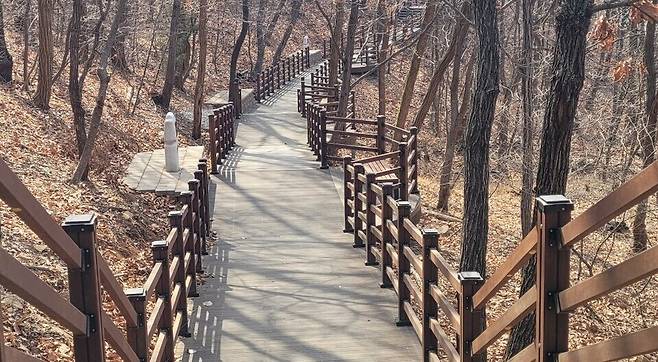 ▲ 이승훈 역사기념관에서 묘역을 잇는 데크 로드 '십자가의 길'이 조성됐다. /인천일보DB