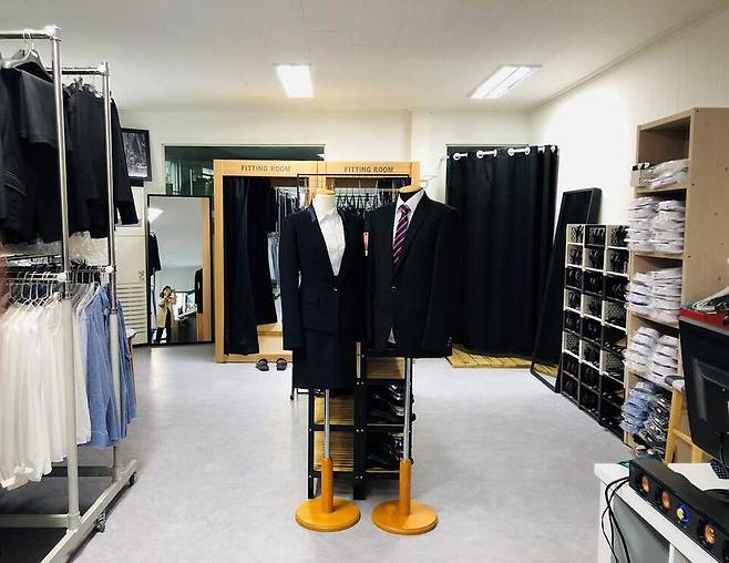 ▲ 인천 구직 청년에게 면접용 정장을 대여해주는 부평구 '드림나래' 참여 업체. /사진제공=인천시