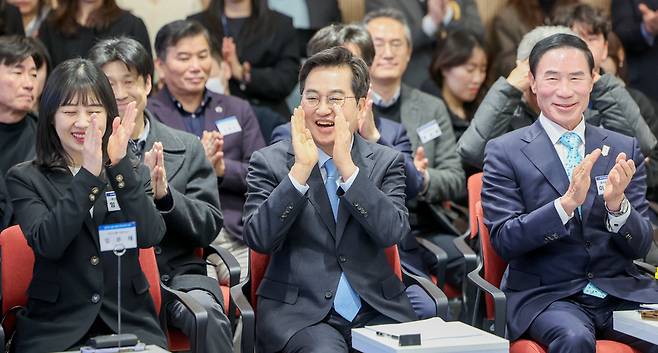 ▲ 18일 오후 수원시 영통구 경기도서관에서 열린 경기도 문화·체육 비전 선포식에서 김동연 지사, 이원성(맨 오른쪽) 경기도체육회장 및 참석 내빈들이 박수를 치고 있다./전광현 기자 maggie@incheonilbo.com