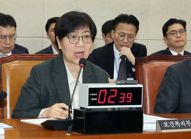 정은경 보건복지부 장관이 18일 국회에서 열린 연금개혁특별위원회 전체회의에서 답하고 있다. / 연합뉴스