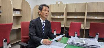 김기일 부여군수 후보가 기자실에서 공천 과정의 문제를 제기하고 있다.