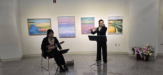 김선영 만돌리니스트와 허정인 플루티스트가 축하 연주허고 있다.                                                사진= 한성일 기자