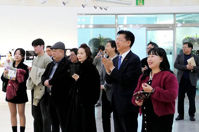 제1회 토파즈 작품전시회에서 참석자들이  함께 하고 있다.                                  사진= 정창영 작가