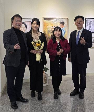 이날 사회를 본 박범정 토파즈 수석부회장과 축하연주를 한 김선영 만돌리니스트와 필자와 맹수석 대전시교육감 후보가 박범정 부회장 작품‘르네상스 예술인’ 앞에서 기념촬영하고 있다.