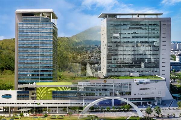 전남도청사(왼쪽)와 광주시청사. 전남일보DB