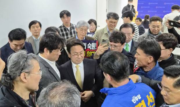 강기정 광주시장이 18일 전남도의회 브리핑룸에서, 전남 서부권 정치인들에게 둘러쌓여 ‘순천대 의대 유치’ 발언에 대한 항의를 받고 있다.
 /김민석 기자 mskim@kwangju.co.kr