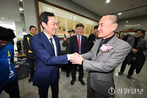 ◇지난달 강릉농협 본점에서 열린 강릉최씨대종회 신년하례회에서 김진태 강원특별자치도지사와 우상호 전 청와대 정무수석이 만나 악수를 나누고 있다. 강릉=권태명기자