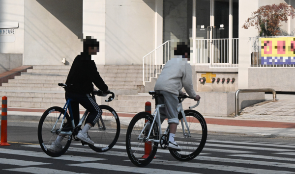 청소년들이 픽시자전거를 타고 창원시 마산회원구 한 건널목을 지나가고 있다. /김구연 기자