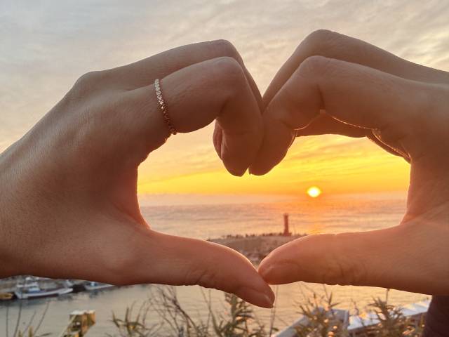 올해 첫 날을 영덕해맞이공원에서 맞은 문희종·길은미 부부가 떠오르는 태양을 보며 하트 손모양을 그리고 있다. 길은미 씨 제공