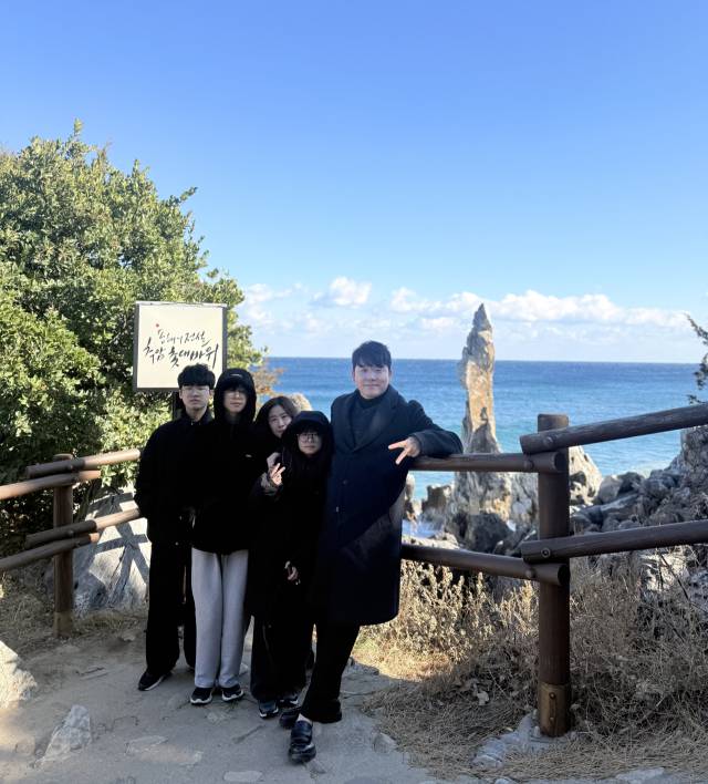 문희종·길은미 씨 가족은 지난 1월 강원도 동해시로 가족여행을 다녀왔다. 사진은 동해시의 명소 추암촛대바위 앞. 길은미 씨 제공